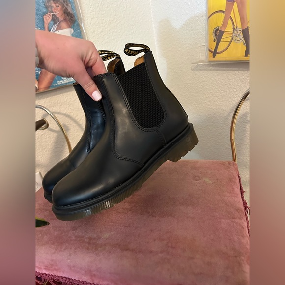 COPY - Doc Marten 2976 LEATHER CHELSEA BOOTS - women’s 7 and men’s 6 - Picture 3 of 8